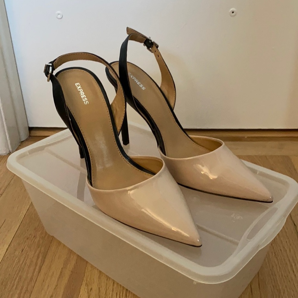 Two toned closed toe pump